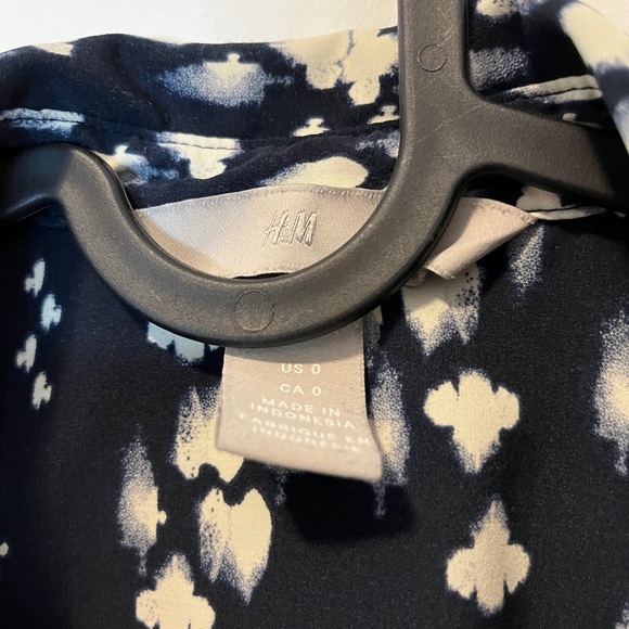 H&M Women Blouse Size US 0 - Picture 2 of 2